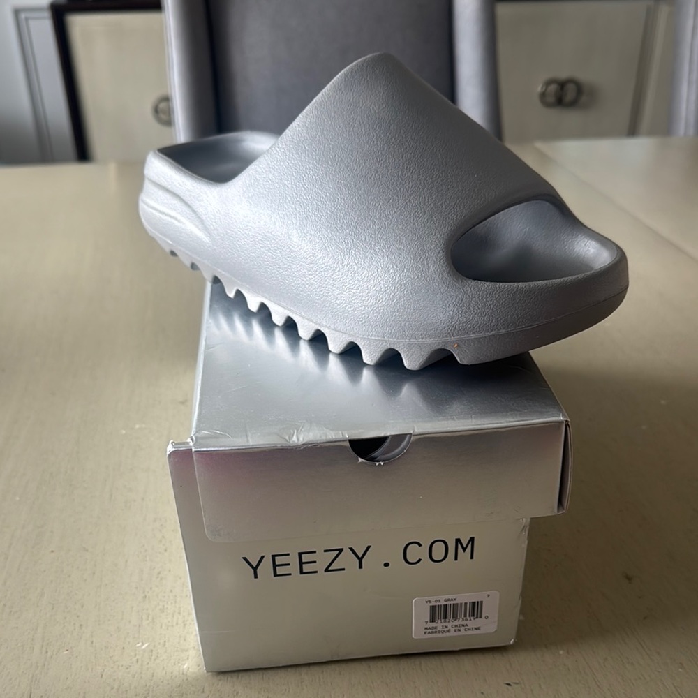 Yeezy Slide in Light Grey Foam size 7